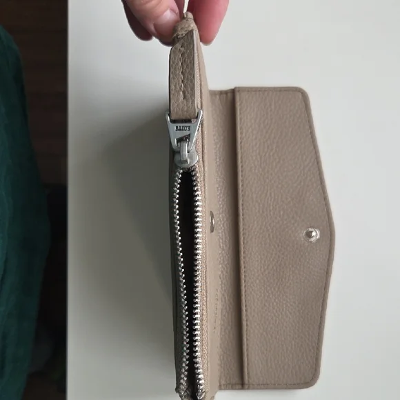 Roots Wallet - Picture 4 of 8